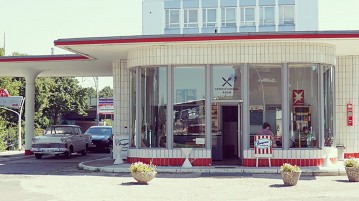 Warten an der Oldtimer Tankstelle